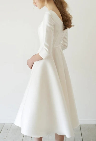 Elegante vestido de fiesta de satén con escote redondo y mangas largas